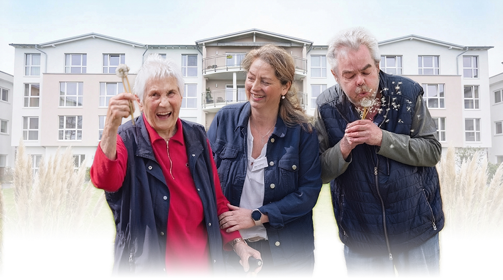 Senioren und Pflegekraft im Garten des Senioren- und Pflegezentrums Lichtenberg